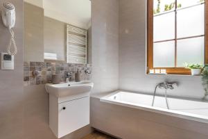 弗次瓦夫的住宿－Apartament24 Stare Miasto Wrocław - MAMY WOLNE POKOJE !，带浴缸和盥洗盆的浴室