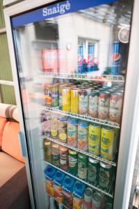 een koelkast gevuld met verschillende soorten dranken bij Apartmán LUKA in Buchlovice