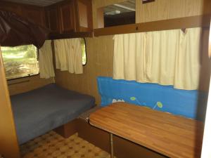 a small room with a bunk bed and a table at air naturel de camping moulin de malesse in Saint-Privat