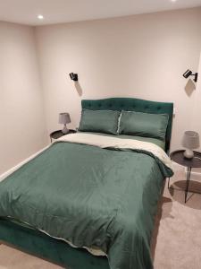 Säng eller sängar i ett rum på Central Leeds modern 1bed apartment