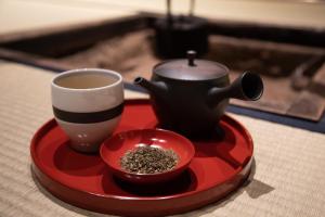 海辺の古民家ホテル　奥能登じろんどん（一棟貸宿）にあるコーヒーまたはお茶
