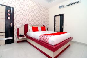 Postel nebo postele na pokoji v ubytování Hotel O Sangam Resort