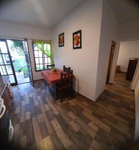 マル・デル・プラタにあるCasa parrilla patio estacionamientoの木製のテーブルとダイニングルームのあるリビングルーム +3枚の写真