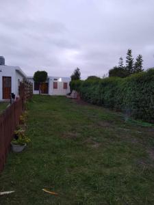 マル・デル・プラタにあるCasa parrilla patio estacionamientoの柵付き庭