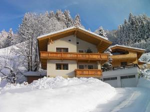 una casa ricoperta di neve con alberi sullo sfondo di Haus Waldblick ad Auffach