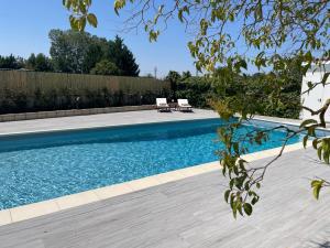 einen Pool mit zwei Stühlen im Hof in der Unterkunft El Refugio de Haro in Haro