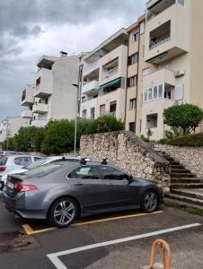 um carro estacionado num parque de estacionamento em frente a um edifício em Alba Crikvenica em Crikvenica