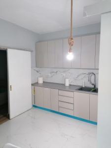 Una cocina o cocineta en Διαμέρισμα Ολόκληρου ορόφου Queen Luxury 3 fotos más