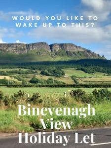 um sinal que diz Gostarias de acordar com esta vista maluca em Binevenagh View, Magilligan Holiday Let em Limavady