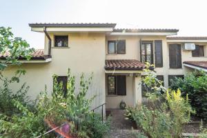 - une vue sur l'extérieur d'une maison avec volets noirs dans l'établissement Visogliano Roomy Apt w/ Terrace near the Station, à Sistiana