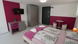 1 dormitorio con 1 cama grande y pared morada en Anna Villa Füred Boutique Rooms, en Balatonfüred