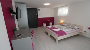 1 dormitorio con cama y escritorio. en Anna Villa Füred Boutique Rooms, en Balatonfüred