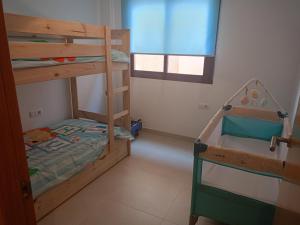 ein Schlafzimmer mit zwei Etagenbetten und einem Fenster in der Unterkunft Apartamento 2 Dormitorios En el Centro in Alhama de Murcia
