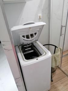 Una cocina o cocineta en Διαμέρισμα Ολόκληρου ορόφου Queen Luxury