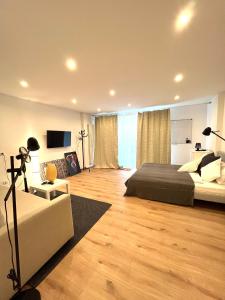 ein großes Schlafzimmer mit einem Bett und ein Wohnzimmer in der Unterkunft X-Hain Kiezwohnung in Berlin