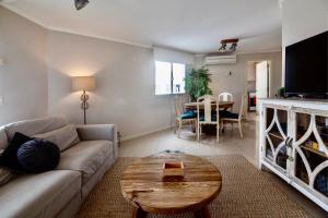 sala de estar con sofá y mesa en Oceana Suites en Ocean Drive, con piscina interior climatizada, en Punta del Este