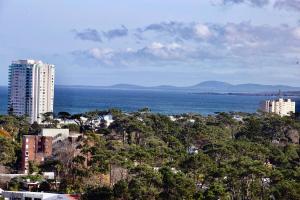 una ciudad con vistas al océano y a los edificios en Oceana Suites en Ocean Drive, con piscina interior climatizada, en Punta del Este