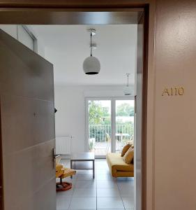 Zdjęcie z galerii obiektu Logement neuf dans résidence calme parking gratuit w La Rochelle