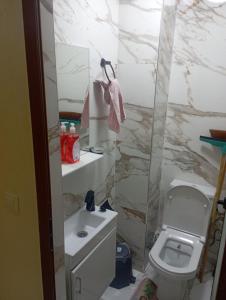 łazienka z toaletą i umywalką w obiekcie حرية w mieście Aïn Chock