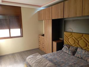 sypialnia z dużym łóżkiem i oknem w obiekcie حرية w mieście Aïn Chock
