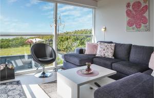 sala de estar con sofá, silla y mesa en Lovely Home In Esbjerg V With Wifi, en Esbjerg