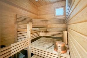 a small wooden sauna with a barrel in it at Lomahuoneisto Kalajoen Hiekat B 4 in Kalajoki