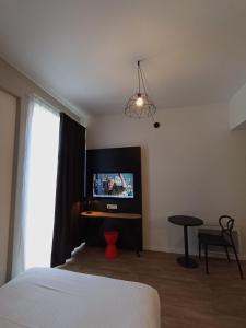 TV a/nebo společenská místnost v ubytování Nemea Appart Hotel Coliseum Amiens Centre