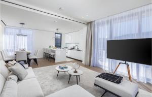 Televízia a/alebo spoločenská miestnosť v ubytovaní Nice Home In Savudrija With Heated Swimming Pool