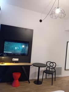 TV a/nebo společenská místnost v ubytování Nemea Appart Hotel Coliseum Amiens Centre