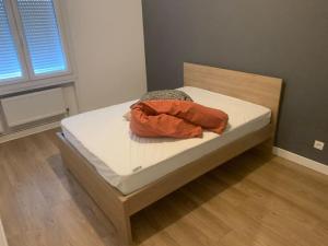 a bed in a room with a wooden head board at Appartement f3 au calme in Florange