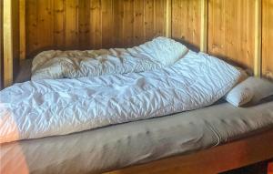 A bed or beds in a room at 2 Bedroom Nice Home In Kvam