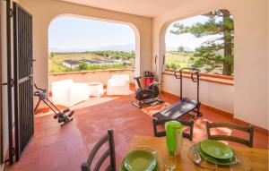 een woonkamer met een tafel en een kamer met uitzicht bij Beautiful Home In Partinico pa With Outdoor Swimming Pool in Balestrate