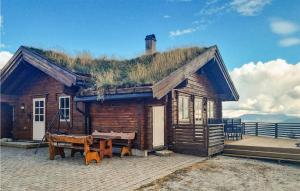 una piccola baita di tronchi con tetto in erba di Gorgeous Home In Vrdal With Wifi a Vrådal