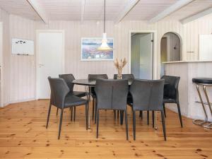 Fjellerupにある8 person holiday home in Glesborgのダイニングルーム(テーブル、椅子付)
