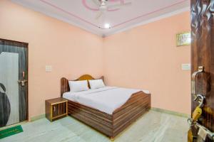 um quarto com uma cama num quarto em OYO Hotel Kukas Guest House em Jaipur