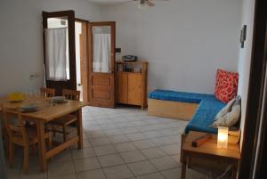 ein Wohnzimmer mit einem Tisch und einem Sofa in der Unterkunft Ca Greta F - Sea View Apartments in Sal Rei