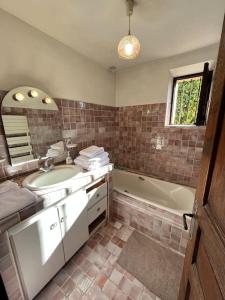a bathroom with a sink and a bath tub at Agréable maison provençale avec jardin in Marseille
