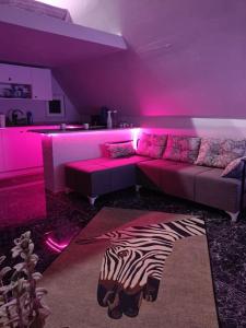 ein Wohnzimmer mit einem Sofa und einem Zebra-Teppich in der Unterkunft Doğa içinde ferah yaşam in Muğla