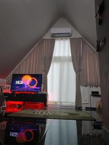 Zimmer mit einem Tisch, einem TV und einem Fenster in der Unterkunft Doğa içinde ferah yaşam in Muğla