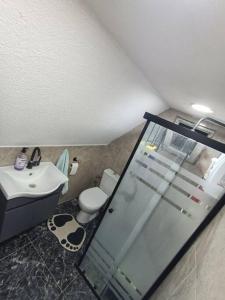 uma casa de banho com um WC e um lavatório em Doğa içinde ferah yaşam em Muğla