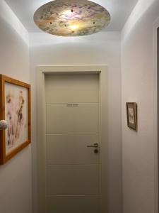 a hallway with a door with a flower ceiling at Kiki's B&B in Basel