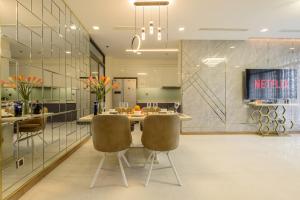 Landmark Vinhomes Christine Apartment في مدينة هوشي منه: غرفة طعام مع طاولة وكراسي