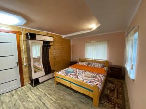 Habitación pequeña con cama y ventana en Файна хата, en Verkhovyna