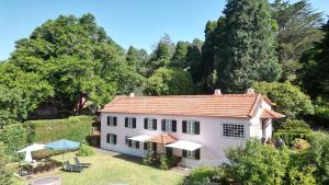 een luchtzicht op een huis met een tuin bij Quinta Das Faias in Camacha