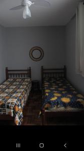 - une chambre avec un lit et une couette dans l'établissement Apto acochegante em Cabo frio e a um minuto da areia. Vai a pé a praia do forte., à Cabo Frio