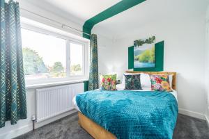 - une chambre avec un lit et une fenêtre dans l'établissement Aseda 4 BedRoom Private Parking, Game Zone -Pool table, Garden Home, à Hull