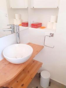 ein Badezimmer mit einem weißen Waschbecken auf einer Holztheke in der Unterkunft 2 bedrooms villa with shared pool enclosed garden and wifi at Turis in Turís