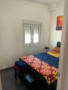 1 Schlafzimmer mit 2 Betten und einem Fenster in der Unterkunft 2 bedrooms villa with shared pool enclosed garden and wifi at Turis in Turís