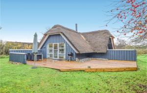 ブラーバンドにあるAmazing Home In Blvand With 4 Bedrooms, Sauna And Wifiの茅葺き屋根の家