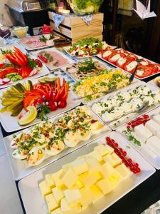 una mesa con diferentes tipos de queso y aperitivos en Willa Klif &Spa, en Jastrzębia Góra